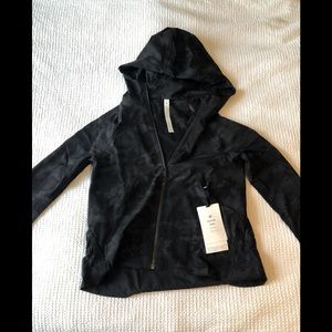 Lululemon Pack it Up Water Repellent Jacket Size 4 Black and Grey Army Pattern